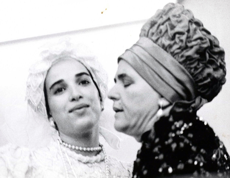 3 De Belzer rebbetzin (vrouw van een rebbe) zegent haar nieuwe schoondochter tijdens een huwelijksplechtigheid. Foto: Joan Roth, New York, Israël Museum. 