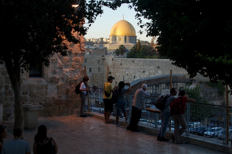 Toeristen kijken naar de Westelijke Muur en de Rotskoepel op het Tempelplein, gebieden waaruit Israel zich volgens BDS-activisten terug moet trekken. Foto: © Alfred Muller